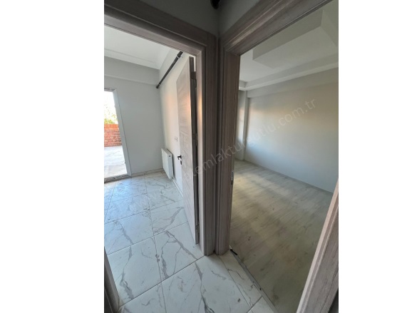 Yiğitler Mah. Turgutlu Satılık Daire |  2+1 Oda | 140M2 2.350.000Tl | Yüksek Giriş | Doğalgaz(Kombi) | 1 Banyo | 1 Yatak Odası Resim-1