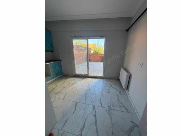 Turgutlu Satılık Daire Yiğitler Mah 2+1 Oda Yüksek Zemin 90M2 Net + 50M2 Kendine Ait Bahçesi Var Sıfır D