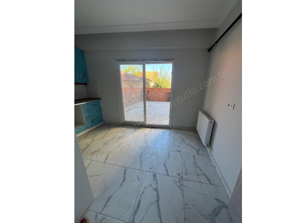 Yiğitler Mah. Turgutlu Satılık Daire |  2+1 Oda | 140M2 2.350.000Tl | Yüksek Giriş | Doğalgaz(Kombi) | 1 Banyo | 1 Yatak Odası Resim-3