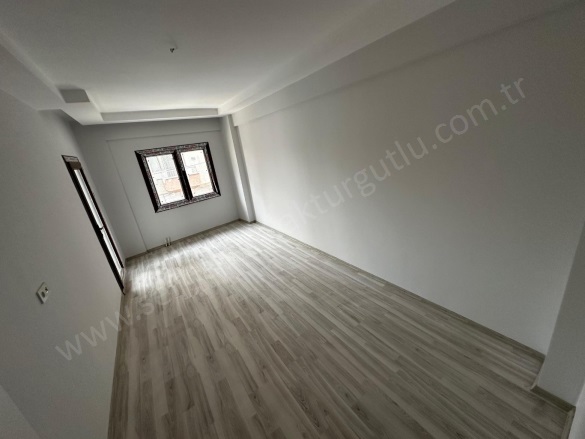 İstiklal Mah. Turgutlu Satılık Daire |  3+1 Oda | 170M2 5.000.000Tl  Krediye Uygun  | 3. Kat | Doğalgaz(Kombi) | 2 Banyo | 1 Yatak Odası Resim-3