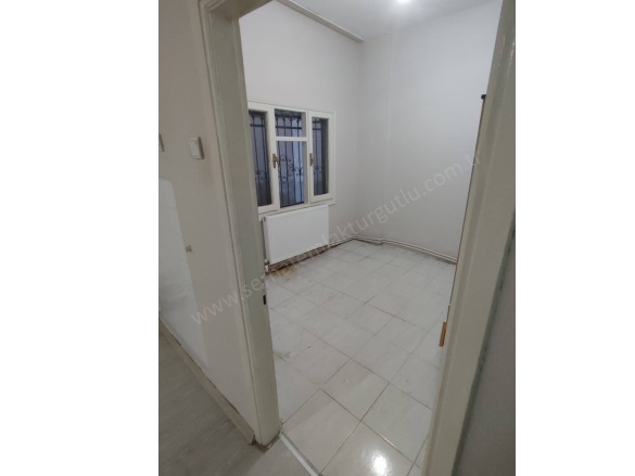 Şehitler Mah. Turgutlu Satılık Daire |  3+1 Oda | 125M2 2.150.000Tl | Zemin Kat | Doğalgaz(Kombi) | 1 Banyo | 1 Yatak Odası Resim-3