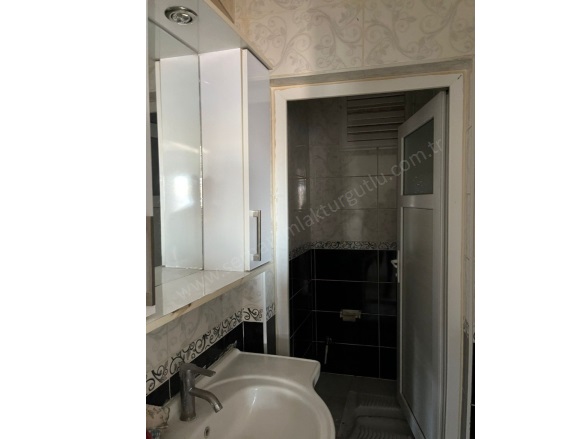 Yiğitler Mah. Turgutlu Satılık Daire |  3+1 Oda | 125M2 2.600.000Tl  Krediye Uygun  | 4. Kat | Doğalgaz(Kombi) | 1 Banyo | 1 Yatak Odası Resim-3