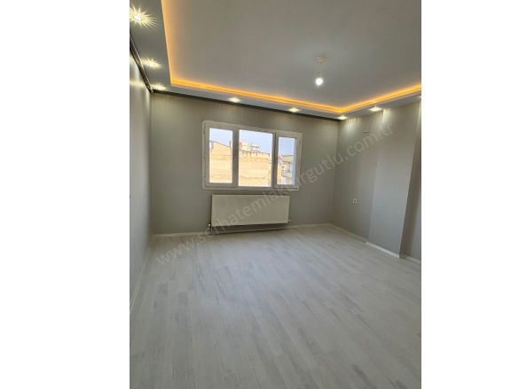 Şehitler Mah. Turgutlu Satılık Daire |  3+1 Oda | 125M2 2.850.000Tl  Krediye Uygun  | 4. Kat | Doğalgaz(Kombi) | 1 Banyo | 1 Yatak Odası Resim-3