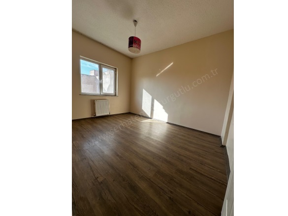 Şehitler Mah. Turgutlu Satılık Daire |  2+1 Oda | 100M2 2.800.000Tl  Krediye Uygun  | 6. Kat | Doğalgaz(Kombi) | 1 Banyo | 1 Yatak Odası Resim-3
