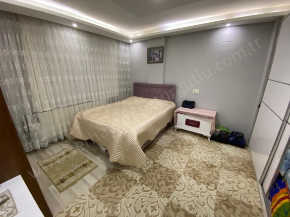 Turan Mah. Turgutlu Satılık Daire |  3+1 Oda | 132M2 3.000.000Tl  Krediye Uygun  | 4. Kat | Doğalgaz(Kombi) | 1 Banyo | 1 Yatak Odası Resim-3