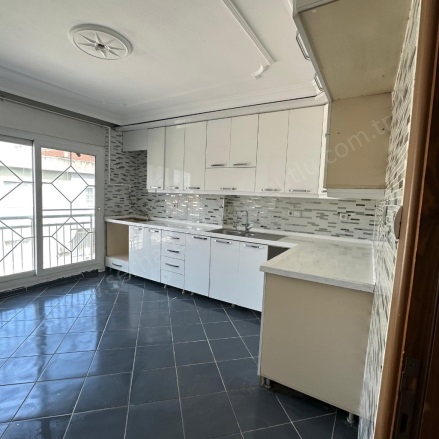 Cumhuriyet Mah. Turgutlu Satılık Daire |  3+1 Oda | 135M2 4.175.000Tl  Krediye Uygun  | 4. Kat | Doğalgaz(Kombi) | 2 Banyo | 1 Yatak Odası Resim-1