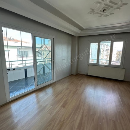 Cumhuriyet Mah. Turgutlu Satılık Daire |  3+1 Oda | 135M2 4.175.000Tl  Krediye Uygun  | 4. Kat | Doğalgaz(Kombi) | 2 Banyo | 1 Yatak Odası Resim-3