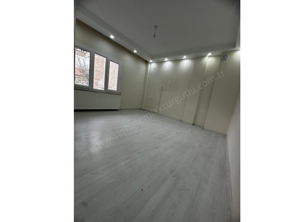 Yedi Eylül Mah. Turgutlu Satılık Daire |  2+1 Oda | 160M2 4.000.000Tl  Krediye Uygun  | 1. Kat | Doğalgaz(Kombi) | 1 Banyo | 1 Yatak Odası Resim-2