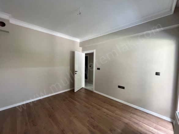 100.Yıl Mah. Gönen Satılık Daire |  3+1 Oda | 150M2 4.750.000Tl | Yüksek Giriş | Doğalgaz(Kombi) | 1 Banyo | 1 Yatak Odası Resim-2