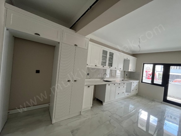 100.Yıl Mah. Gönen Satılık Daire |  3+1 Oda | 150M2 4.750.000Tl | Yüksek Giriş | Doğalgaz(Kombi) | 1 Banyo | 1 Yatak Odası Resim-4
