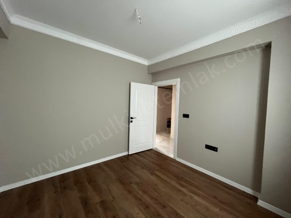 100.Yıl Mah. Gönen Satılık Daire |  3+1 Oda | 150M2 4.750.000Tl | Yüksek Giriş | Doğalgaz(Kombi) | 1 Banyo | 1 Yatak Odası Resim-5