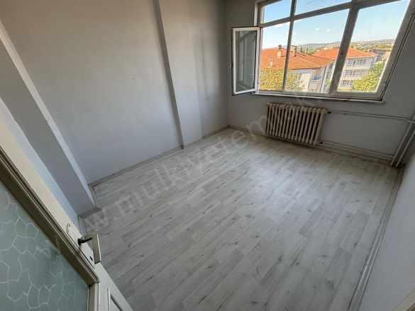 Kurtuluş Mahallesi Pazar Cadde Satılık Daire 3+1 Gönen
