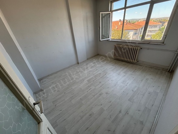 Kurtuluş Mah. Gönen Satılık Daire |  3+1 Oda | 125M2 1.950.000Tl | 4. Kat | Jeotermal | 1 Banyo | 1 Yatak Odası Resim-2