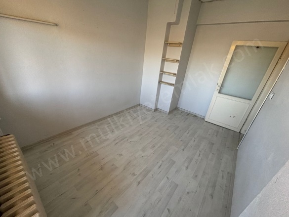 Kurtuluş Mah. Gönen Satılık Daire |  3+1 Oda | 125M2 1.950.000Tl | 4. Kat | Jeotermal | 1 Banyo | 1 Yatak Odası Resim-3
