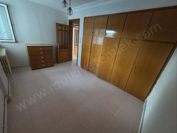 Kurtuluş Mah. Gönen Satılık Daire |  3+1 Oda | 130M2 2.950.000Tl | 3. Kat | Doğalgaz(Kombi) | 1 Banyo | 1 Yatak Odası Resim-3