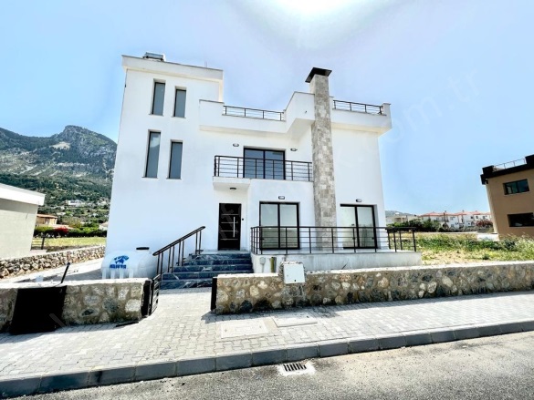 Merkez Girne Satılık Villa |  4+1 Oda | 270M2 370.000£  Krediye Uygun  | Klima | 2 Banyo | 2 Yatak Odası Resim-1