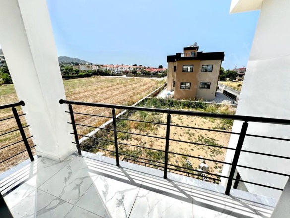 Merkez Girne Satılık Villa |  4+1 Oda | 270M2 370.000£  Krediye Uygun  | Klima | 2 Banyo | 2 Yatak Odası Resim-2