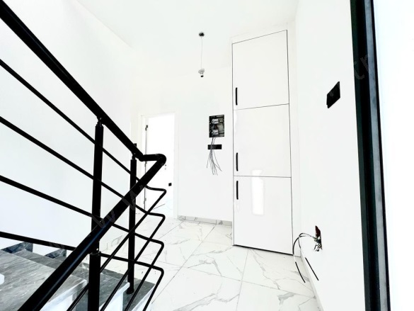 Merkez Girne Satılık Villa |  4+1 Oda | 270M2 370.000£  Krediye Uygun  | Klima | 2 Banyo | 2 Yatak Odası Resim-4