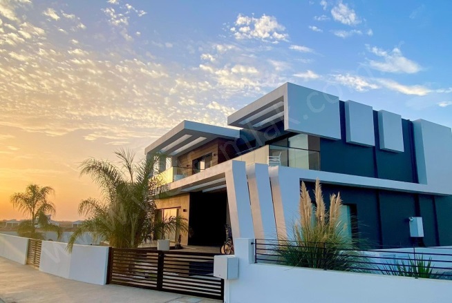 Merkez Gazimağusa Satılık Villa |  8+ Oda | 550M2 700.000£  Krediye Uygun  Eşyalı  | Klima | 3 Banyo | 3 Yatak Odası Resim-1