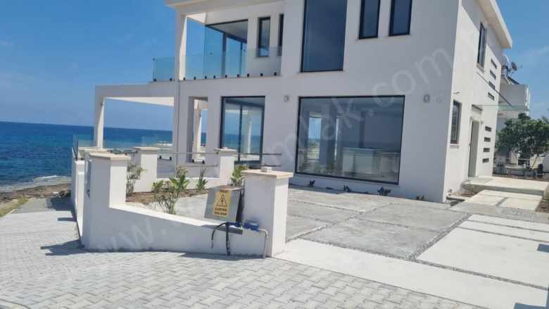 Kayalarda Denize Sıfır Lüks Sonsuzluk Havuzlu 4+1 10 Dönüm Arsa Satılık Villa Merkez