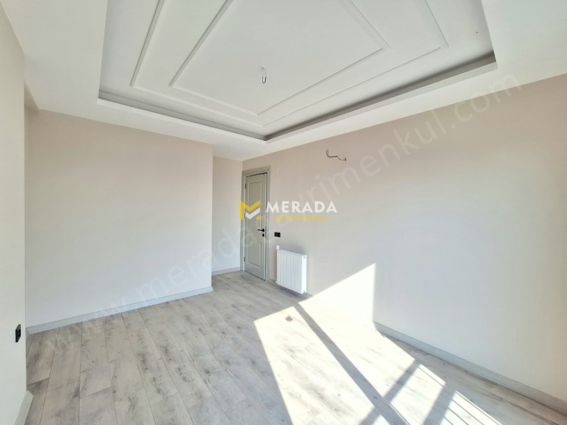 YENİŞEHİRDE CEPHESİ AÇIK FERAH HAVUZLU SİTE İÇİ 2+1