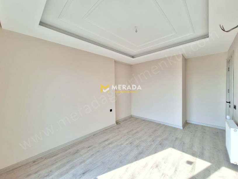 YENİŞEHİRDE CEPHESİ AÇIK FERAH HAVUZLU SİTE İÇİ 2+1