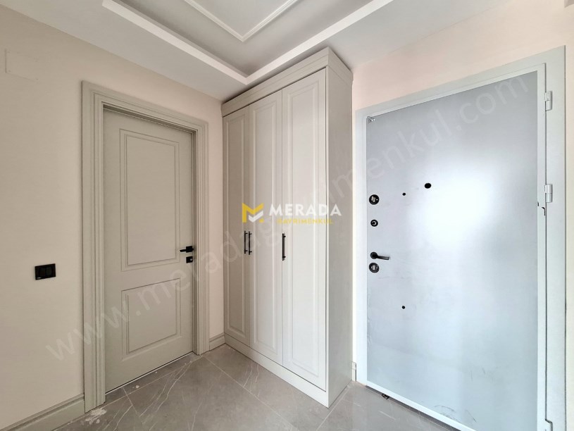 YENİŞEHİRDE CEPHESİ AÇIK FERAH HAVUZLU SİTE İÇİ 2+1