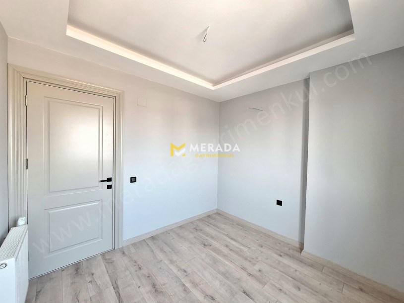 YENİŞEHİRDE CEPHESİ AÇIK FERAH HAVUZLU SİTE İÇİ 2+1