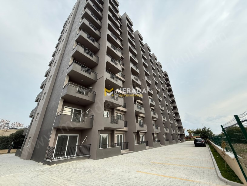  ÇEŞMELİDE ANA YOLA YAKIN SİTE İÇİ ULTRA GENİŞ 1+1