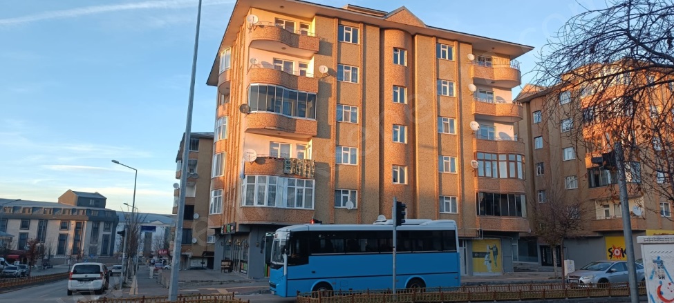 Hüseyin Avni Ulaş Mah. Palandöken Kiralık Daire |  4+1 Oda | 180M2 Aylık 21.500Tl | 5. Kat | Doğalgaz(Kombi) | 2 Banyo Resim-4
