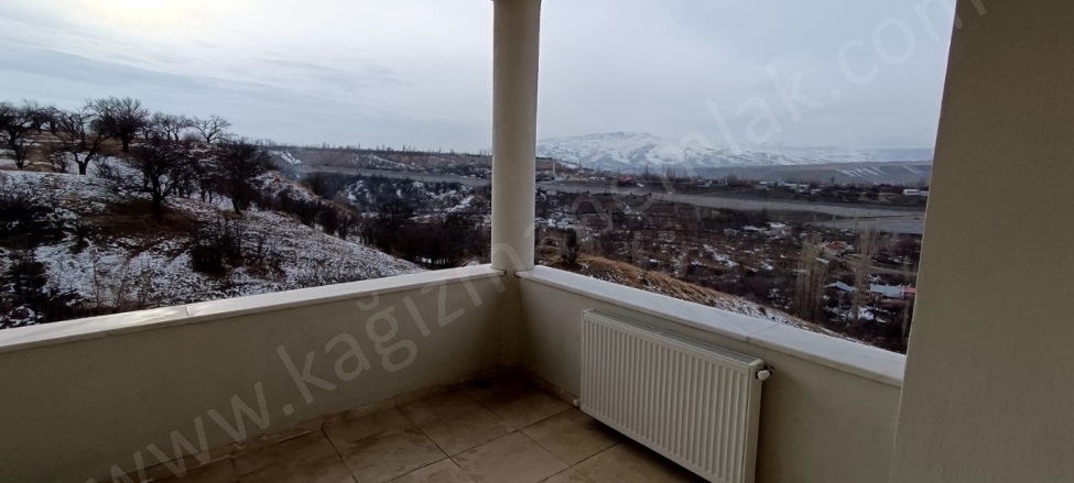 Toprakkale Mah. Kağızman Satılık Yazlık |  6+3 Oda | 4000M2 7.000.000Tl | Dubleks | Kat Kaloriferi | 2 Banyo | 2 Yatak Odası Resim-3