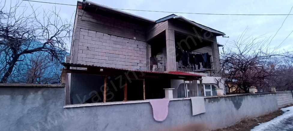 Satılık Bağ iki Katlı Daire Bahçe Ve Müsakil Ev Kağızman Şahindere Mah