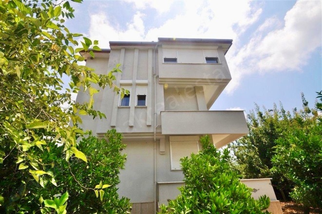 İncekum Mah. Alanya Acil Satılık Villa |  5+1 Oda | 260M2 350.000€  Krediye Uygun  | Tripleks | Klima | 3 Banyo | 5 Yatak Odası Resim-1