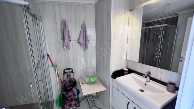 Mahmutlar Mah. Alanya Acil Satılık Daire |  1+1 Oda | 60M2 84.000€ Eşyalı  | 8. Kat | Klima | 1 Banyo | 1 Yatak Odası Resim-4