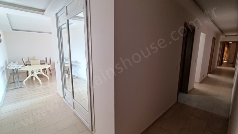 Değirmendere Mah. Kuşadası Satılık Daire |  3+1 Oda | 132M2 7.500.000Tl Eşyalı  | 4. Kat | Klima | 2 Banyo | 3 Yatak Odası Resim-4