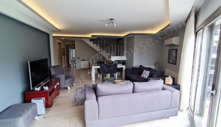 Ege Mah. Kuşadası Satılık Daire |  4+1 Oda | 240M2 9.700.000Tl | 4. Kat | Merkezi Isınma | 4 Banyo | 4 Yatak Odası Resim-1