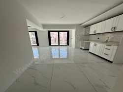 Kuşadası Kadınlar Denizi Mah. Satılık Daire 2+1 85 M2 | Bahçe Katı | Kat Kaloriferi | 2 Banyo | 2 Yatak Odası