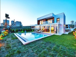 Kuşadası Kadınlar Denizi Mah. Satılık Villa 4+1 350 M2 | Villa Ve Müstakil | Kat Kaloriferi | 4 Banyo | 4 Yatak Odası