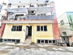 Kuşadası Camiatik Mah. Satılık Daire 2+1 90 M2 | 1. Kat | Soba | 1 Banyo | 2 Yatak Odası