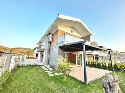 Kuşadası Bayraklıdede Satılık Villa 4+1 Müstakil Havuzlu Denize Yürüme Mesafesinde Mah