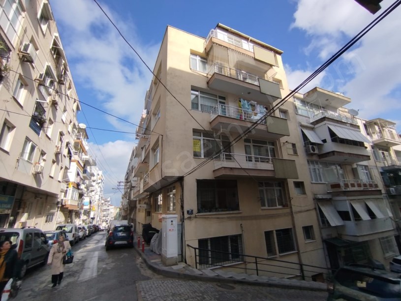 MURAT REİS MAH NECATİBEY OKUL YAKINI BÜYÜK D.GAZLI ARA KAT DAİRE