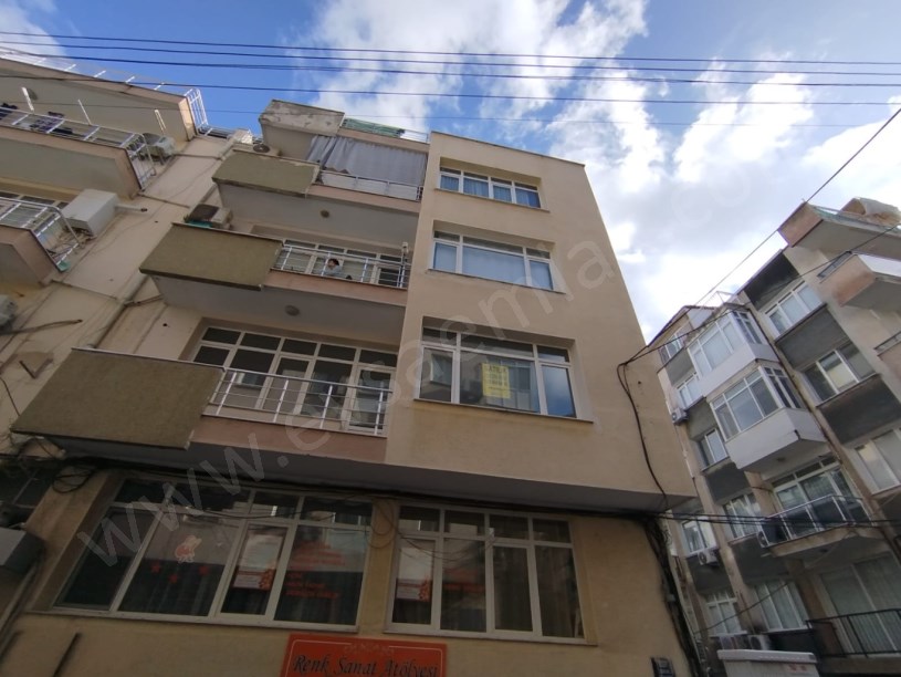 MURAT REİS MAH NECATİBEY OKUL YAKINI BÜYÜK D.GAZLI ARA KAT DAİRE