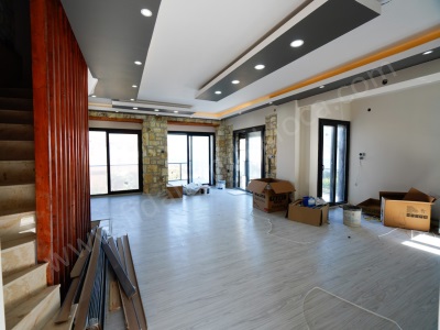 Yeni Foça Burnucunda Panoramik Deniz Manzaralı Ticari Ruhsatlı Lüks Tripleks ! 4+2 Satılık Villa Fevzi Çakmak Mah