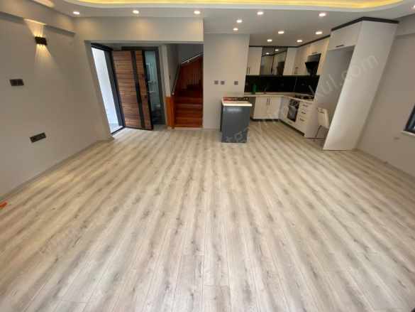 Altınoluk Merkezde Tamamı Yenilenmiş 4+1 Trıplex Satılık Villa Edremit Mah