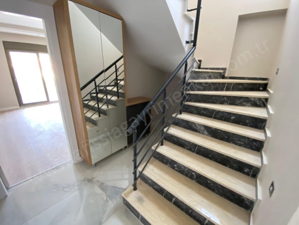 Altınoluk Mah. Edremit Satılık Daire |  3+1 Oda | 150M2 9.500.000Tl  Krediye Uygun  | Dubleks | Kat Kaloriferi | 2 Banyo | 3 Yatak Odası Resim-2