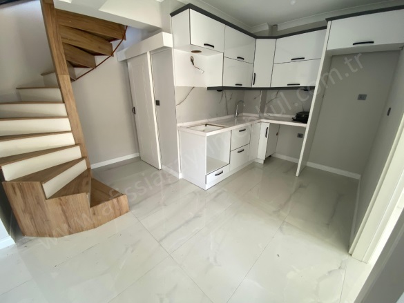 Altınoluk Mah. Edremit Satılık Daire |  1.5+1 Oda | 75M2 5.250.000Tl  Krediye Uygun  | 3. Kat | Kat Kaloriferi | 1 Banyo | 1 Yatak Odası Resim-3