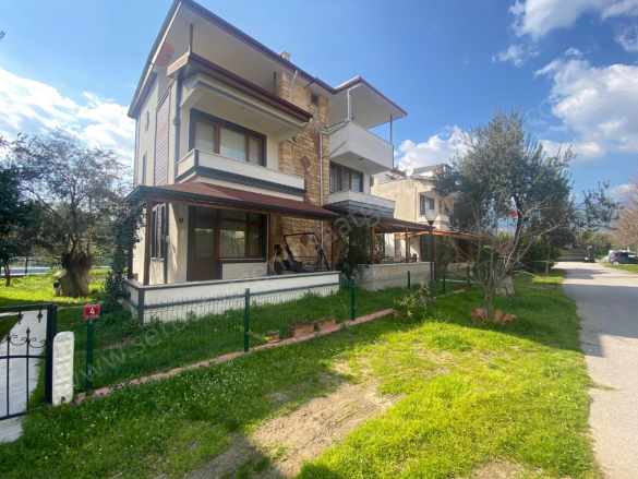 Serdar Sezenaltınoluk Fenerde Havuzlu Site içinde Fırsat 3+1 Satılık Villa Edremit Avcılar Mah