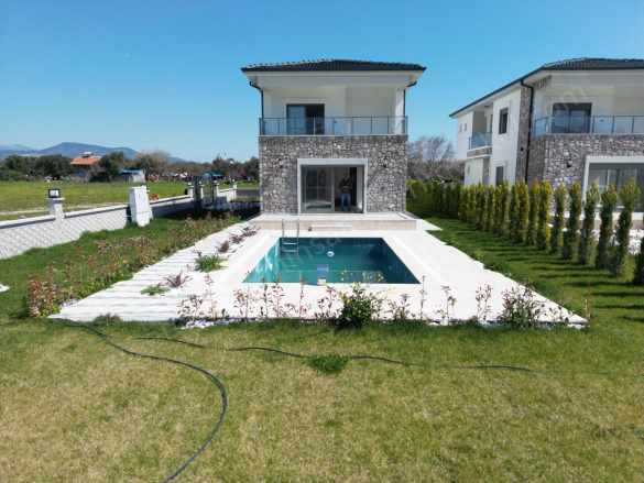Akçayda 600 M2 Arsa içinde Havuzlu Tam Müstakil 3+1 Satılık Villa Edremit Akçay Mah