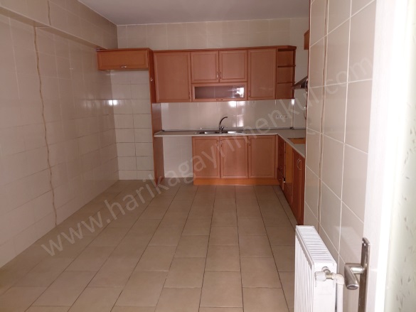 Tuna Mah. Karşıyaka Kiralık Daire |  3+1 Oda | 220M2 Yıllık 50.000Tl | Merkezi Isınma | 2 Banyo | 1 Yatak Odası Resim-5