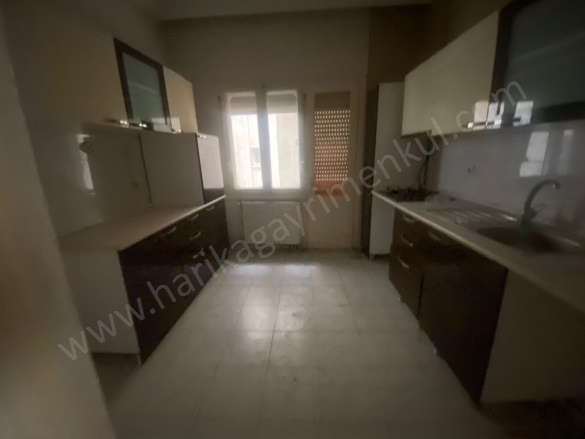 Bahçelievler Mah. Karşıyaka Kiralık Daire |  1+2 Oda | 100M2 Aylık 25.000Tl | 3. Kat | Doğalgaz(Kombi) | 1 Banyo | 1 Yatak Odası Resim-3